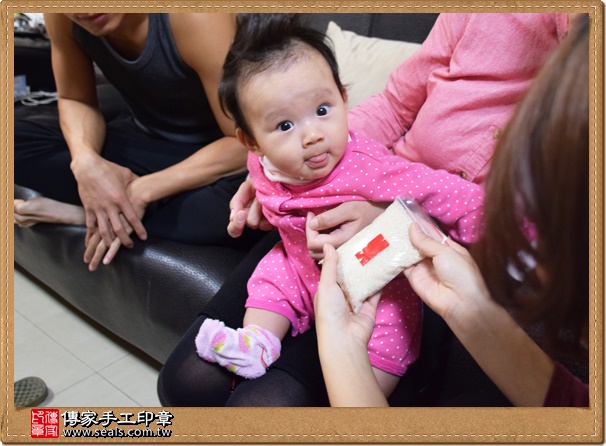 剃胎毛、滿月剃頭、嬰兒剃頭、嬰兒理髮、嬰兒剃髮、嬰兒剃胎毛、嬰兒滿月剃頭、寶寶剃頭、剃胎毛儀式、剃胎毛吉祥話、滿月剃頭儀式、滿月剃頭吉祥話、寶寶剃胎毛、寶寶滿月剃頭理髮、 台中大肚區剃胎毛、台中大肚區滿月剃頭、 台中大肚區嬰兒剃頭剃胎毛、台中大肚區嬰兒理髮、台中大肚區嬰兒剃髮、施寶寶(台中大肚區到府嬰兒寶寶滿月剃頭理髮、免費到府嬰兒剃胎毛儀式吉祥話)。到府剃頭剃胎毛主持、專業拍照、DVD光碟、證書。★購買「臍帶章、肚臍章、胎毛筆刷印章」贈送：剃頭、收涎、抓周，三選一。2015.12.24 照片4